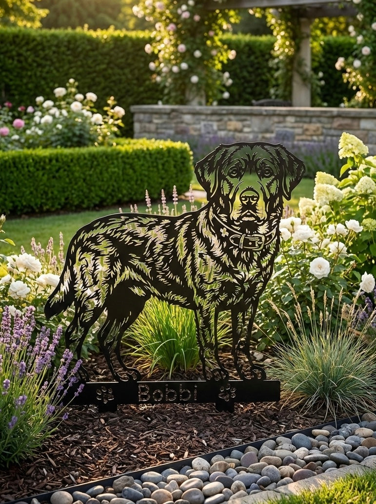 Personalisiertes Tierporträt aus Metall im Garten