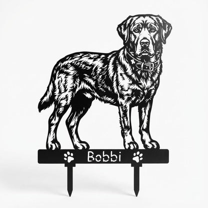 Personalisiertes Metallporträt eines Labradors mit Namensschild für den Garten