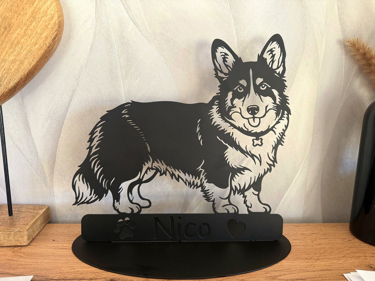 Metallporträt von Corgi Nico auf einem Sideboard